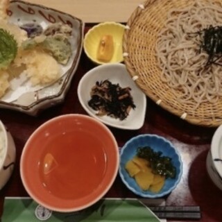 そばや、一品料理も多彩！「味噌煮込うどん」は通年ご提供。