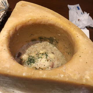 江坂イタリアン ラッポルティ - リゾットをでっかいチーズの中でまぜまぜします♪