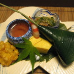 しのはら - 八寸　玉蜀黍のかき揚げ、玉子真薯、トマトの甘煮、笹巻き鯛寿司、胡瓜と大徳寺麩の胡麻和え