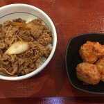 Nakau - キャーーー！！！和風牛丼と唐揚げヽ(´o｀
                        
                        何？和風って？？？
                        
                        じゃ洋風ってどんなの？？？
                        
                        もこみちみたいにオリーブオイル入れるとか？？？
                        
                        今回こそ親子丼！と思うんだがやっぱり牛丼⊙ω⊙
                        
                        
                        