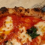 Pizzeria CUORERUDINO - トマトの甘味や酸味を凝縮したナチュラルなトマトソースと、もっちり伸び良いモッツァレラやバジルの風味が好バランス、唐辛子オイルも合う！