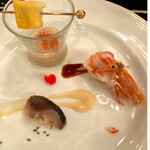 和フレンチバル村塾 - アミューズ  
      車海老の手まり寿司、出し巻き天、〆サバの炙り
      
      車海老の手まり寿司はソースマデラで。出し巻き天はそぼろあんととびっこと一緒に。〆サバは洋風の酢味噌ソースと一緒に召し上がって頂きます。