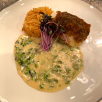 和フレンチバル村塾 - 魚2  アンコウをあおさのりを使った白ワインソース、佃煮のクルートと言うパン粉と佃煮を混ぜ合わせたものと一緒に召し上がって頂く料理です。