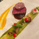 和フレンチバル村塾 - 肉　　黒毛和牛のフィレ肉です。
      ソースには干し柿を赤ワインバターのほのかな酸味と柿のソースの甘味が絶妙です。
      お野菜は九条ネギ他3種のピュレに、人参、スナップエンドウ、マイクロアマランサス、など。