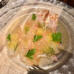 横浜馬車道 旬の肉料理イタリアン オステリア・アウストロ - 2020.8.  千倉漁港直送 10日間熟成『ヤイトハタ』のカルパッチョ 日向夏のソース