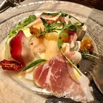 Osteria Austro - 2020.8.  『水牛モッツアレラ』と自家製セミドライトマト『川中島白桃』と生ハム2種