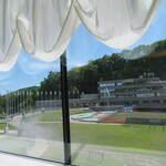 ヌーベルプース大倉山 - 窓から見えるジャンプ台、天気が良すぎて日差しがキツイ(2020年8月)