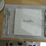 ヌーベルプース大倉山 - おしゃれなプレートがテーブルの上に(2020年8月)