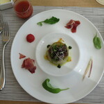 ヌーベルプース大倉山 - 「平取で採れたトマト」お皿の真ん中は茄子(2020年8月)