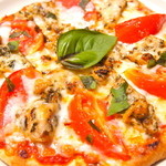 UNDER MOUNTAIN - トマト＆ハーブチキンのピザ日替わりランチセット1500yen
                      前菜＋メイン＋ドリンク＋デザートのセットです。