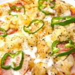 UNDER MOUNTAIN - ジャガイモ＆ベーコンのピザ日替わりランチセット1500yen
                      前菜＋メイン＋ドリンク＋デザートのセットです。