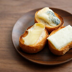 ODD - ３種チーズ クロスティーニ（ゴルゴンゾーラ・ハロウミ・カマンベール）