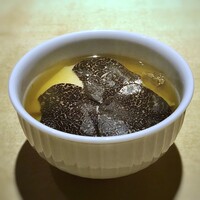 TTOAHISU - 鮑、黒トリュフ、ジロール茸、銀杏などのフラン