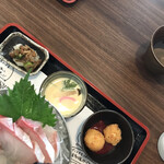 広島牡蠣処 大衆酒場バケツ - 茶蒸しとチーズフライとしめじおろしが付いてます