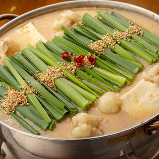 徹底的にこだわり抜いた至極のもつ鍋は、“3種”の味で楽しんで