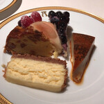 アピシウス - ケーキの盛り合せ、普通サイズでカットしてもらいました。