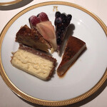 アピシウス - デザートワゴンのケーキを真上から撮影。