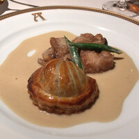 アピシウス - 【MARCHÉ】（6000円税抜）※サービス料10%別◇ランチメイン【フォワグラとシャンピニオンデュクセルのパイ包み焼き　リ・ド・ヴォーのフリカッセ 】