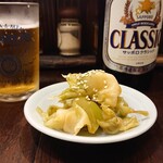 餃子と麺 いせのじょう - サッポロクラシックとお通しの搾菜旨し(笑)