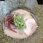 博多長浜らーめん 六角堂 淵野辺本店 - ほろほろの豚バラチャーシューは１枚。あとはきくらげ、ねぎとのりだけ。