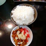 博多長浜らーめん 六角堂 淵野辺本店 - ランチタイムのライスは５０円。普通盛か半ライスから選ぶ。紅生姜、辛子高菜漬とにんにくは自分で。にんにくは自分でクラッシャーで。