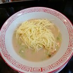 博多長浜らーめん 六角堂 - 麺は１玉100gのはず。