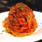 OSTERIA E BAR de BOO - 辛いトマトソースのスパゲティアラビアータ