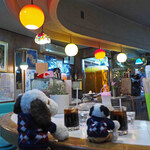 白泉堂 - 喫茶店に入ると、これまた昭和で時間が止まったような店内。
U字型のカウンター席、惑星のような照明、エメラルドグリーンの
椅子がすごくいい感じ。レトロ喫茶好きにはたまりませ～ん！