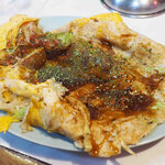 白泉堂 - ボキらはもちろんいかやき(いか玉子野菜)を注文。分けっこして食べようと1つだけ注文したけどすごいボリューム！ボキらにはこれで十分だな。もちもちの生地にイカや野菜の食感が良くてソースもとっても美味しいよ