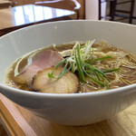 鶏と魚 - 見た目は普通のラーメンです。