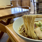 鶏と魚 - にゅ〜ん。この全粒粉の細麺が絶品！