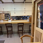 鶏と魚 - 少し狭いお店でした。