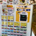 鶏と魚 - お店の食券機。