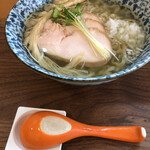 ラーメン イッケン - キンキンに冷えたどんぶりとレンゲの冷たいらーめん。