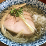 ラーメン イッケン - 鶏むねチャーシュー、穂先メンマ、カイワレ、玉ねぎみじん切りが乗ります。