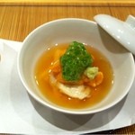 湯葉餡掛け 生雲丹、オクラ、百合根、本山葵添
