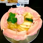 中華そば 麺や 六助 - 特製塩そば１１００円に花びらレアチャーシュートッピング３００円  赤色の粒はピンクペッパー。