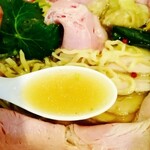 中華そば 麺や 六助 - 麺は平打ちウェーブ。