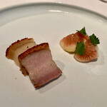 モトイ - 豚バラ肉を広東の技法を用いて焼き上げました