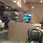 Pizzeria Pancia Piena - フロアの中央にピザ用の厨房と石釜が！