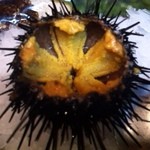 たか久総本店 - ウニの殻割