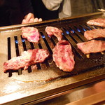 YAKINIKU MARUUSHI - 軽めに焼き。。。レア～で行きます(^_-)