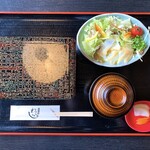 甲州郷土料理 わらじ - うな重蓋開け前