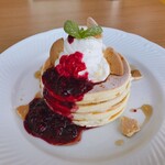 Sapporo Pancake&Parfait Last MINT - チーズクリームと自家製ミックスベリーソースのパンケーキ