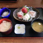 沼津魚市場食堂 - 4種盛り刺身定食1500円。