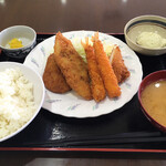 Karovare - ミックスフライ定食770円 