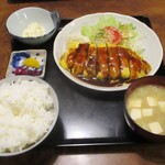 丸喜 - 玉子巻きとんかつ定食・甘味噌 ＆ マヨネーズソース定食 + ごはん大盛り 950円（税込）。　　　　　2020.08.25