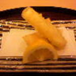 山玄茶 - ホワイトアスパラの天ぷら、車えびと湯葉の春巻き