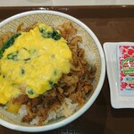 すき家 - オム牛丼（並盛）