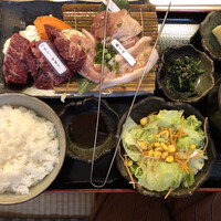 松阪牛たんど - あみ焼きランチ　梅　　1408円税込
                    カルビ→ハラミ、豚トロ、鶏もも　3種